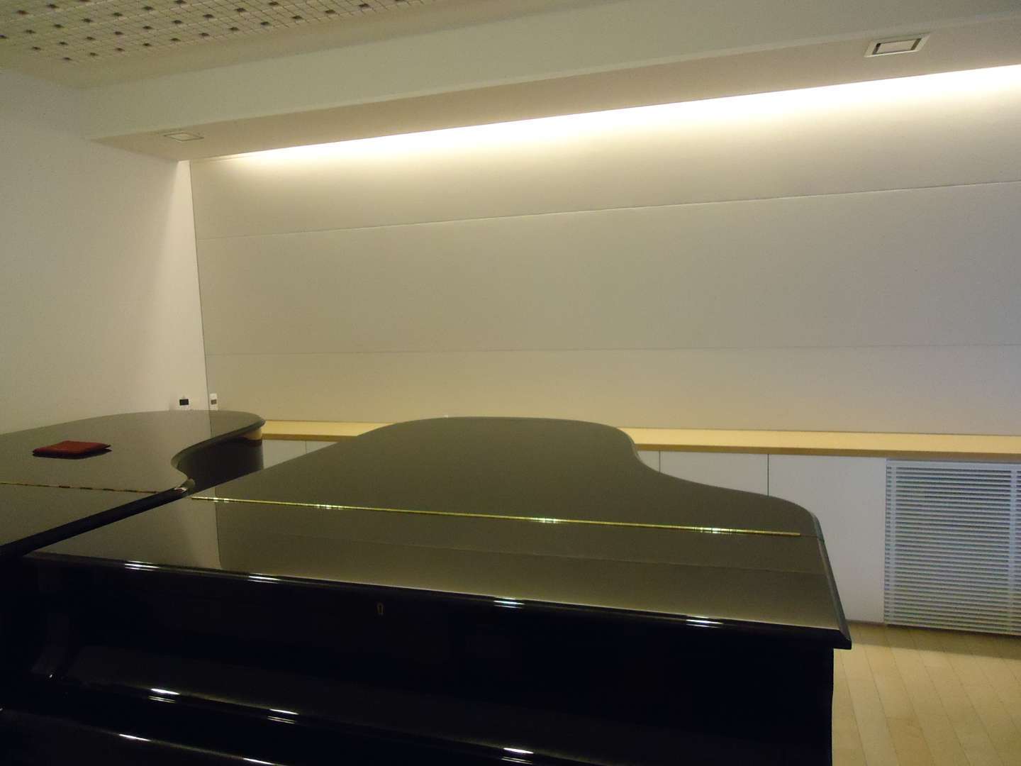 差し目地工法により、吸音性能と意匠性を両立した仕上がり